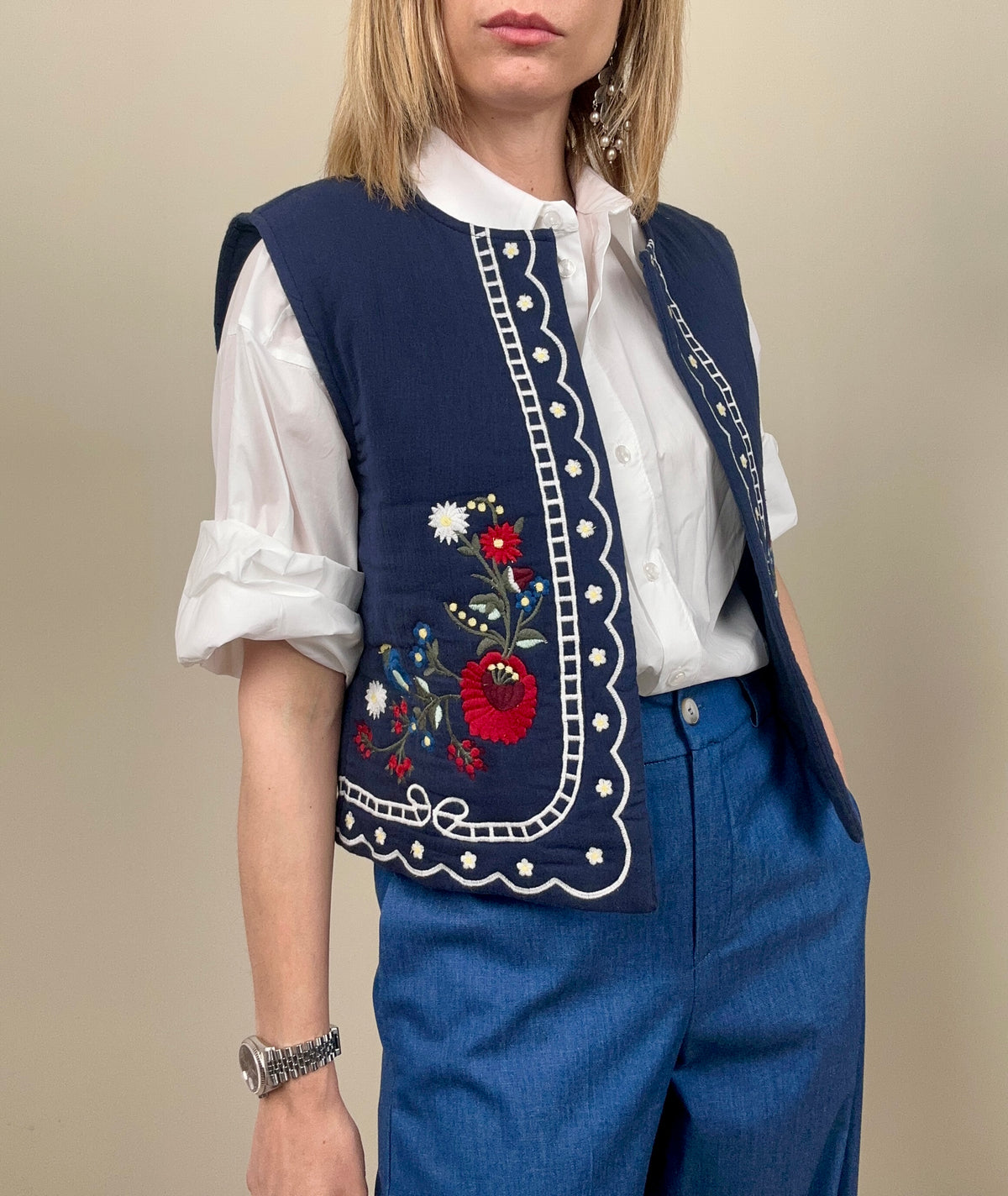 Gilet blu con ricami