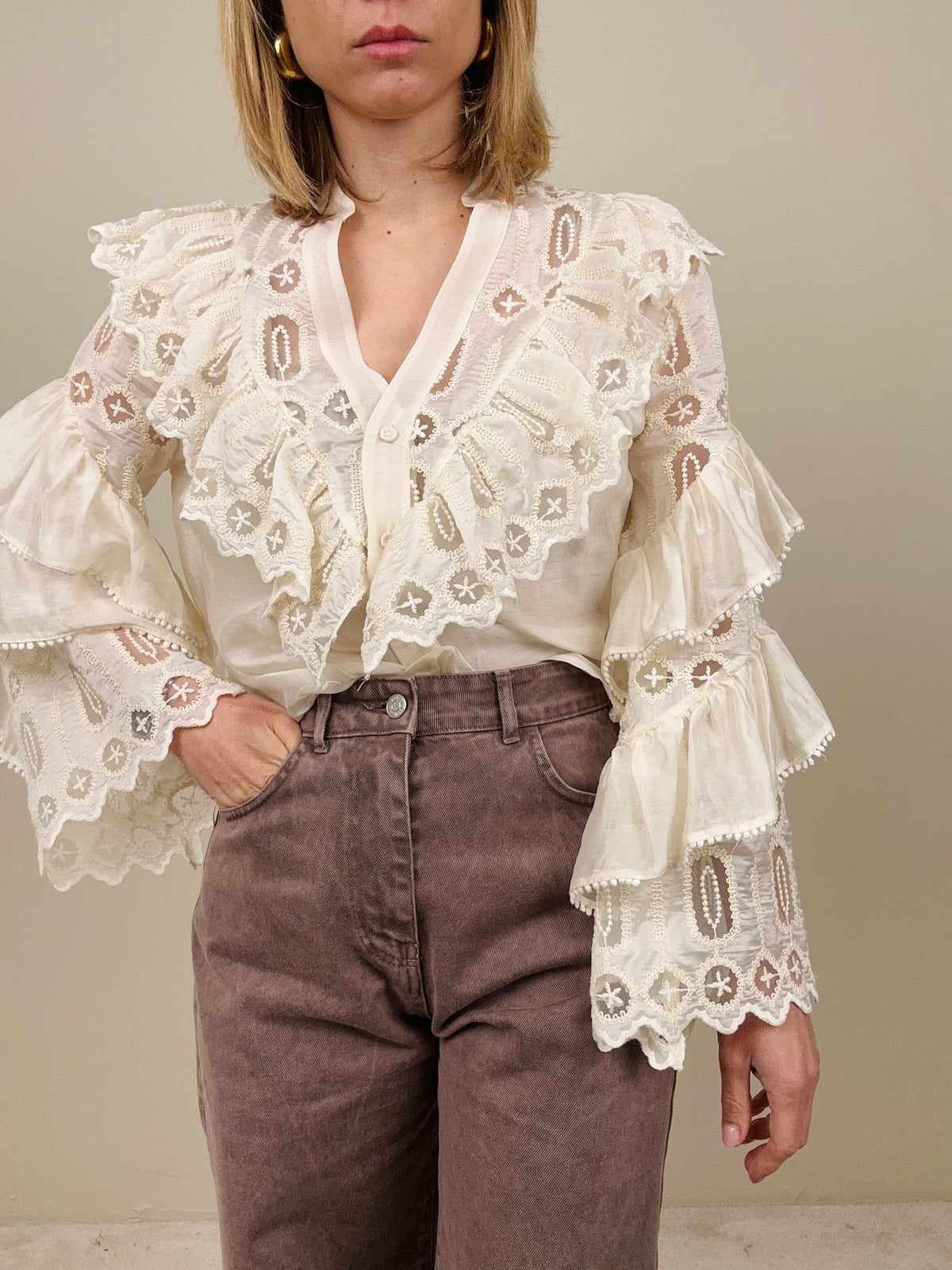 Camicia con ricami e balze nelle maniche