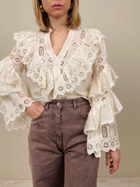 Camicia con ricami e balze nelle maniche