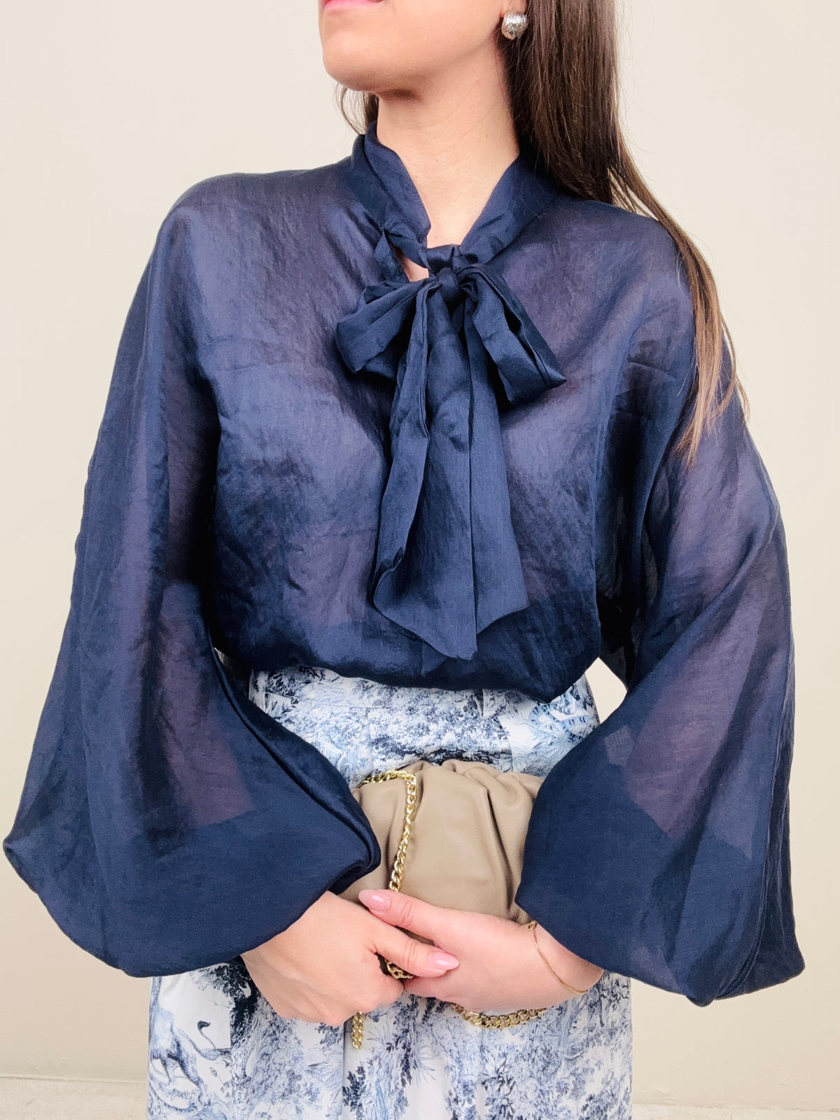 Camicia blu con fiocco