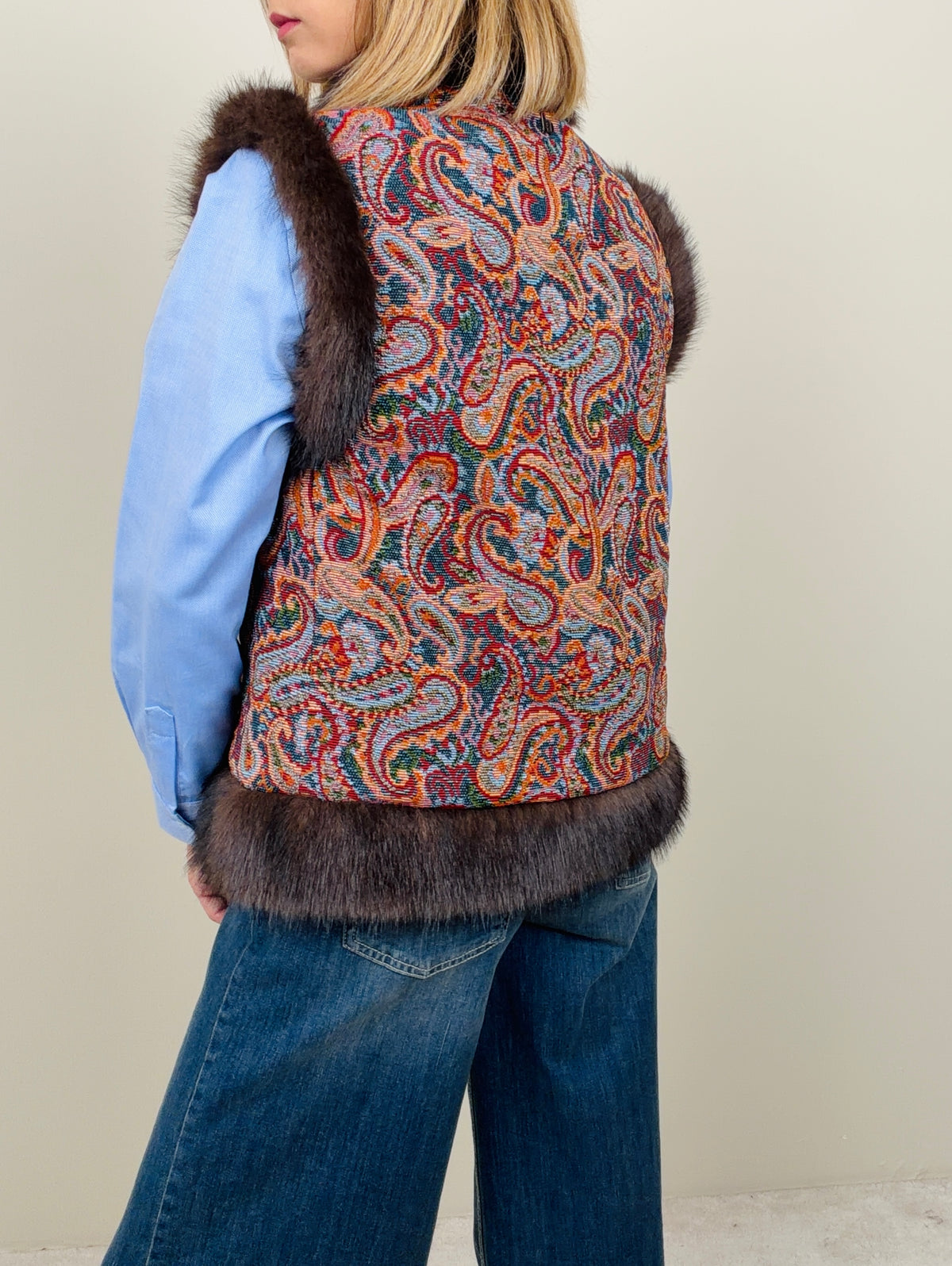 Gilet con dettagli in eco-pelliccia