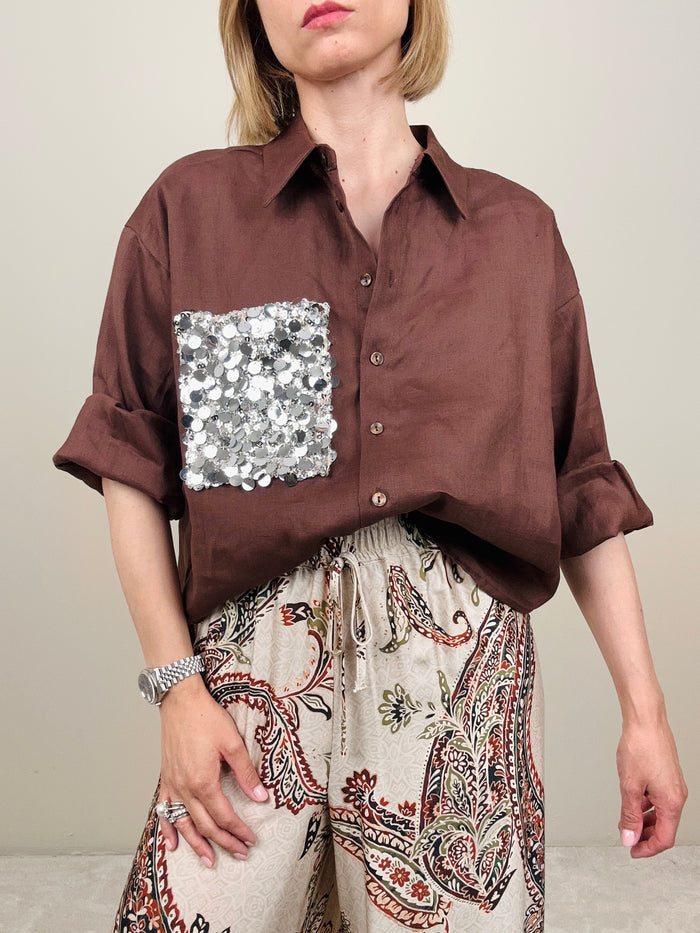 Camicia in lino marrone con taschina pailettata