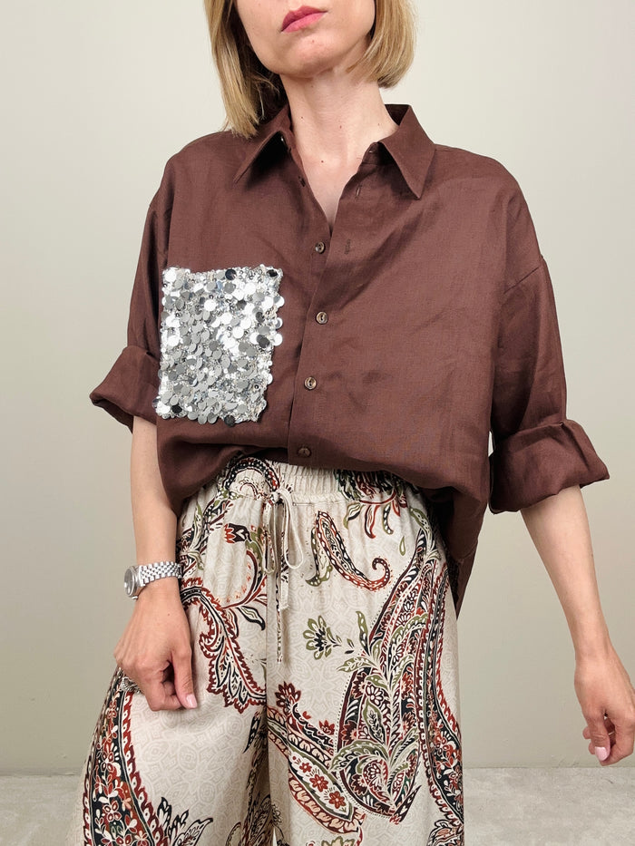 Camicia in lino marrone con taschina pailettata
