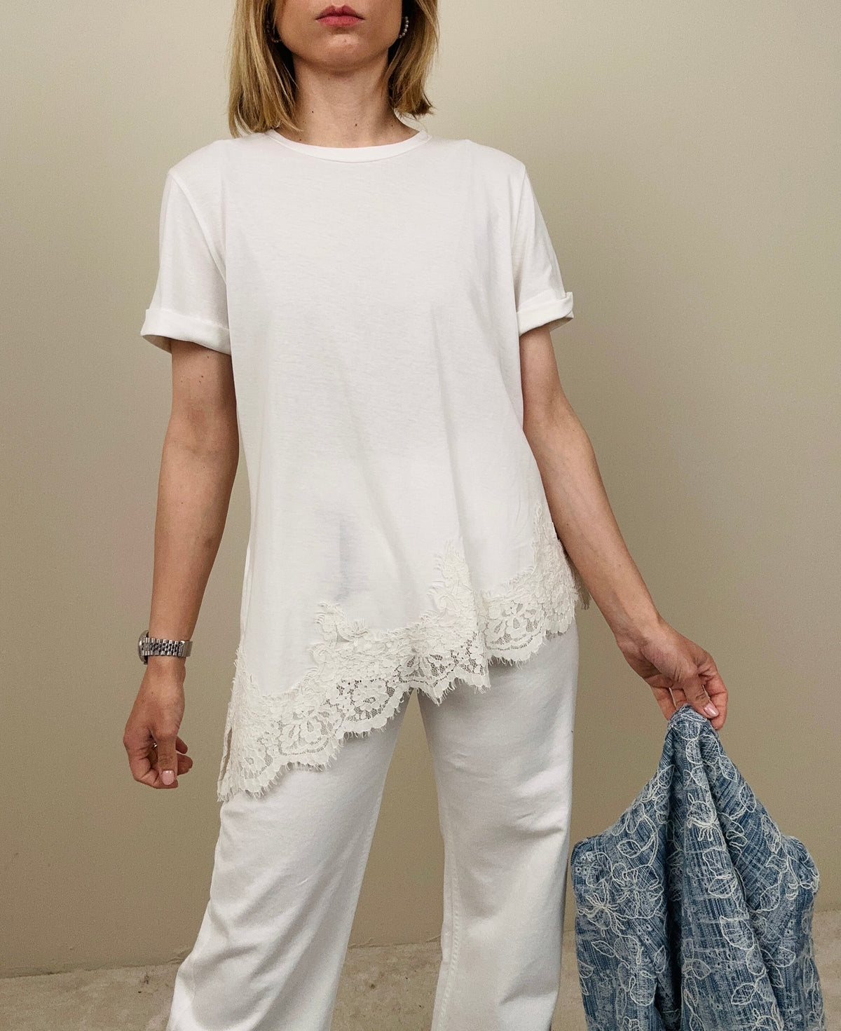 T-shirt assimettica con pizzo (più colori)