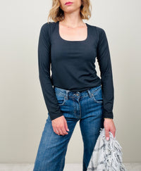 Maglia basic con scollo squadrato