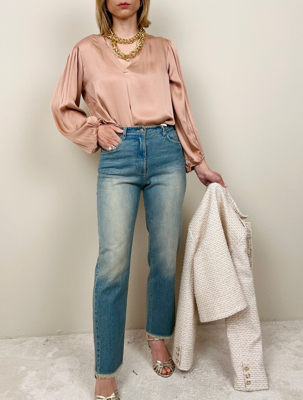 Jeans sfrangiato sul fondo