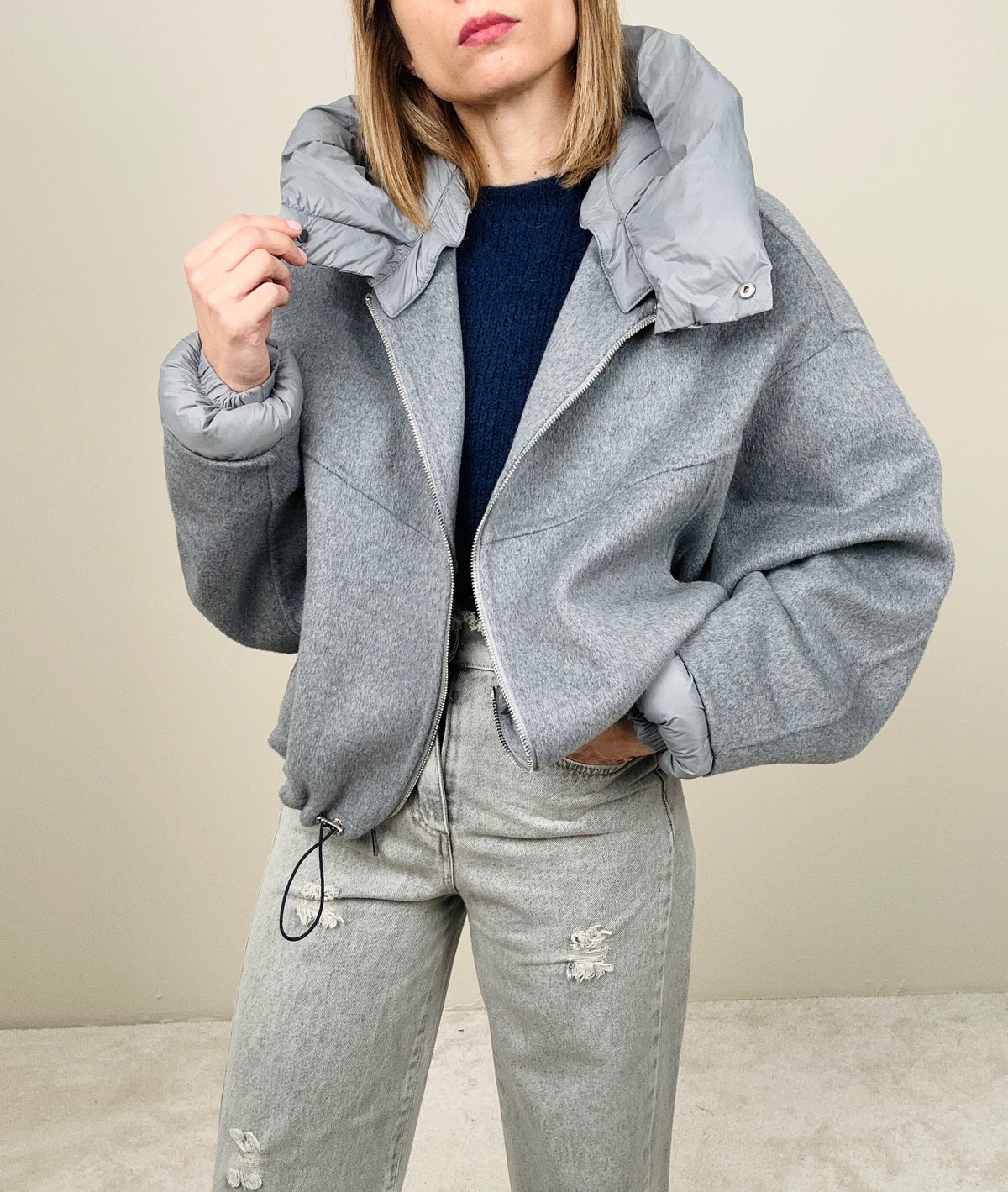 Cappottino corto grigio con cappuccio