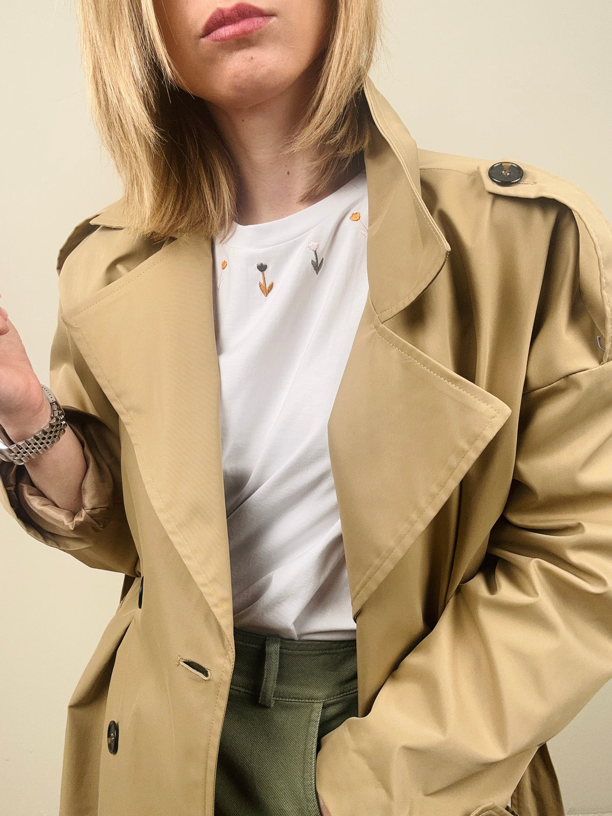 T-shirt con fiori ricamati