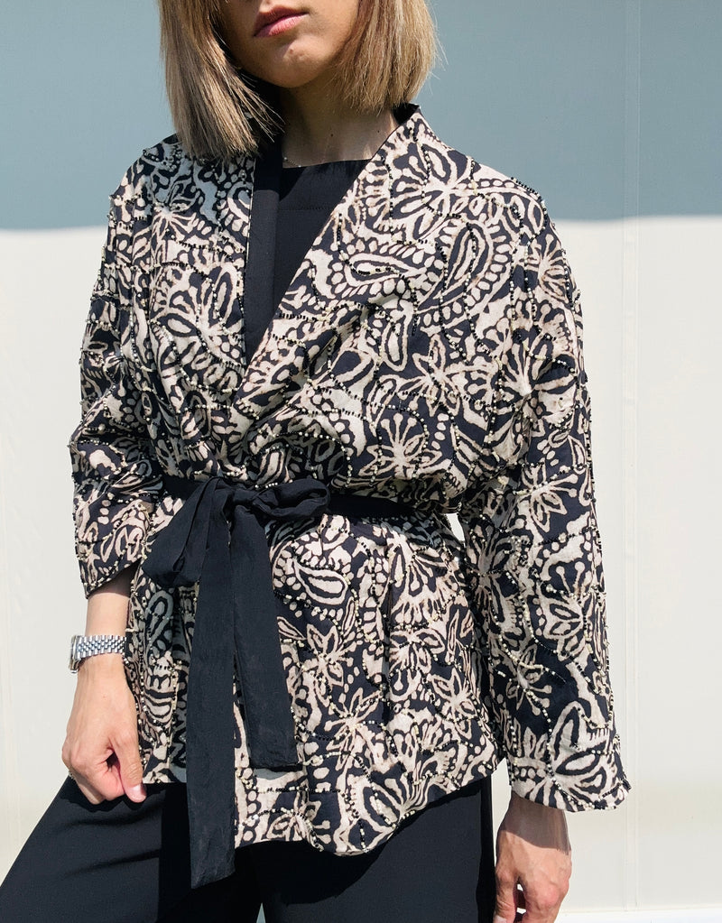 Kimono nero e sabbia