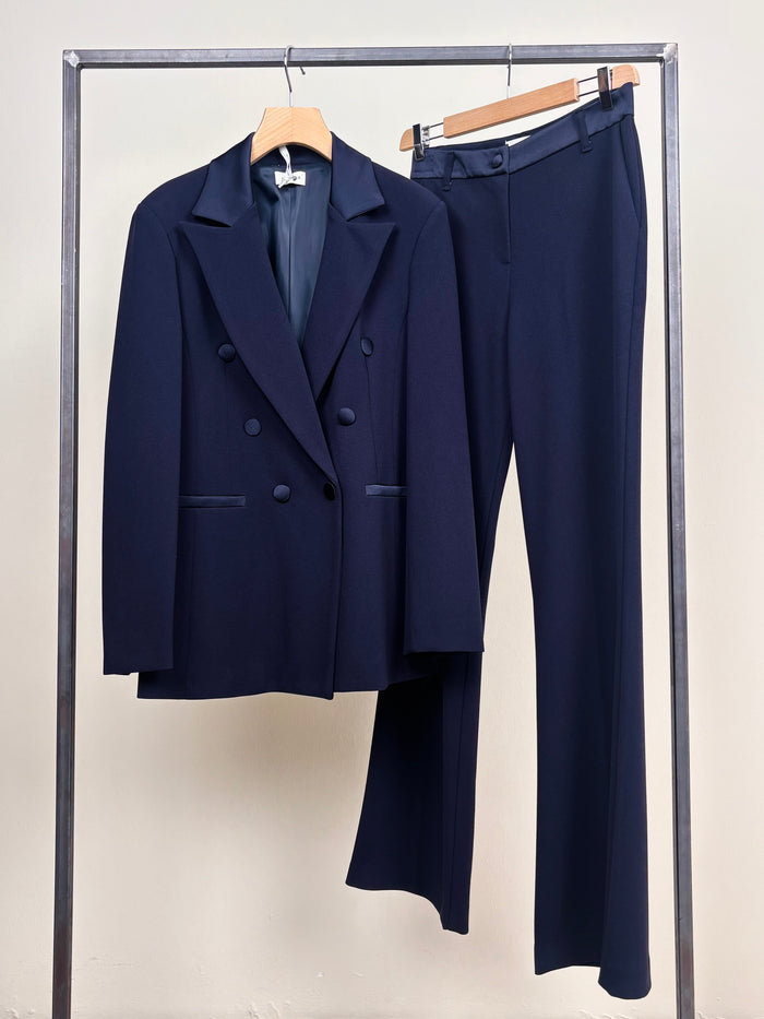 Completo blu con dettagli in raso