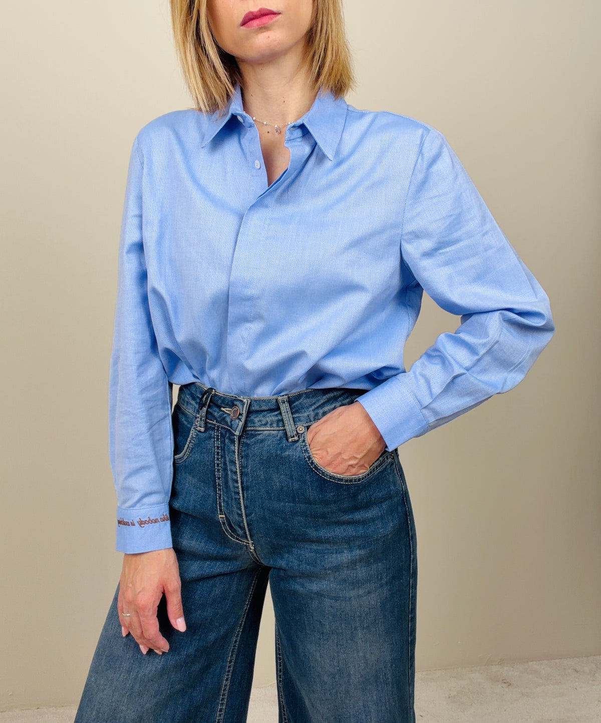 Camicia azzurra con ricamo nel polso