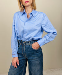 Camicia azzurra con ricamo nel polso
