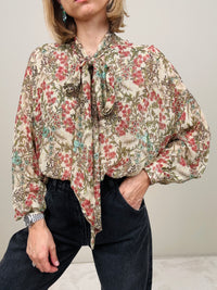 Camicia fantasia e fiocco