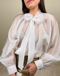 Camicia bianca con fiocco