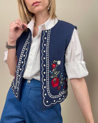 Gilet blu con ricami