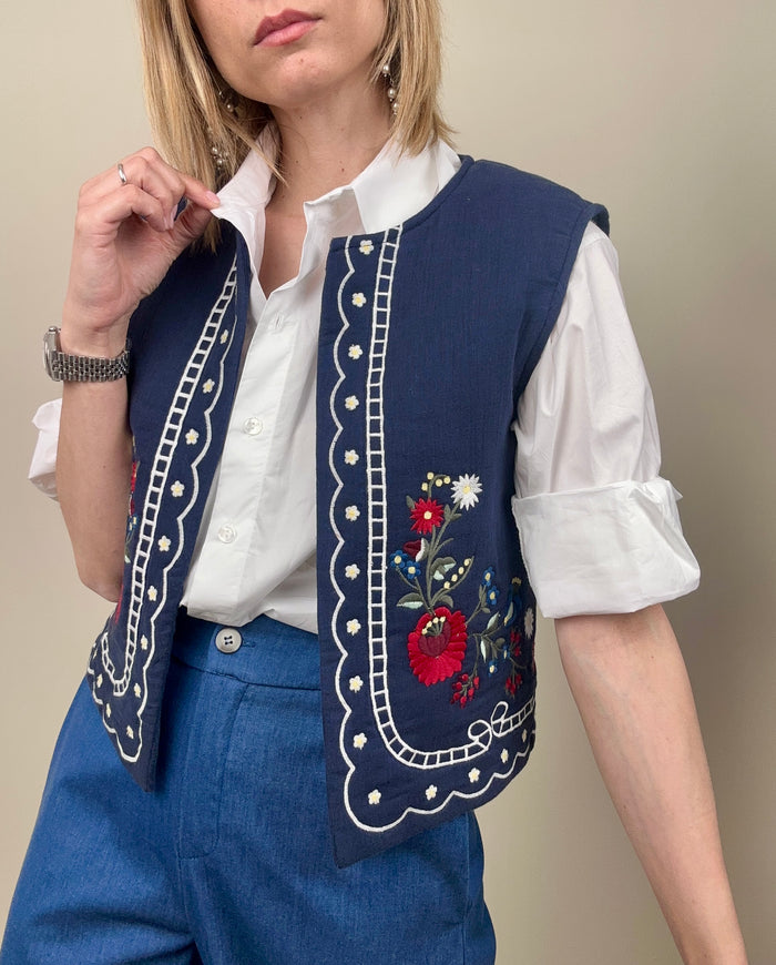 Gilet blu con ricami
