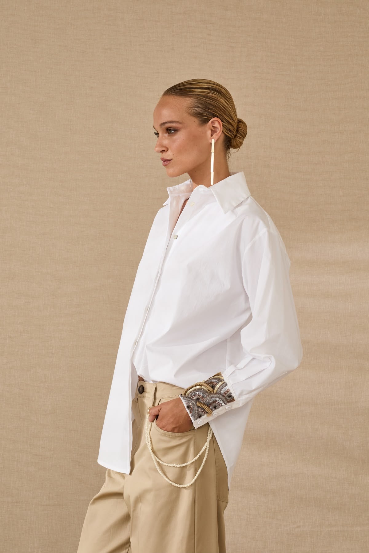 Camicia con polsini ricamati