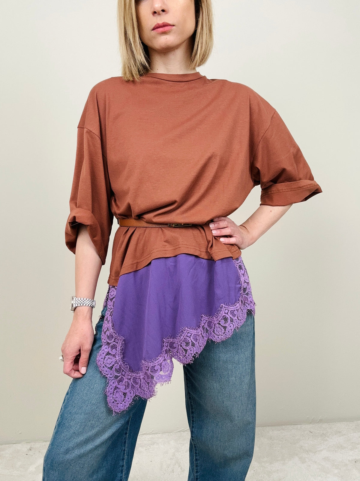 T-shirt con abbassamento in pizzo (più colori)