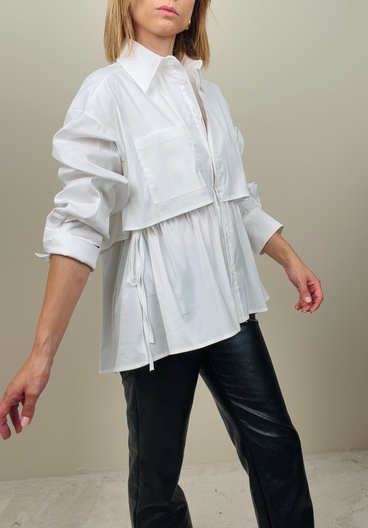 Camicia bianca ripresa in vita
