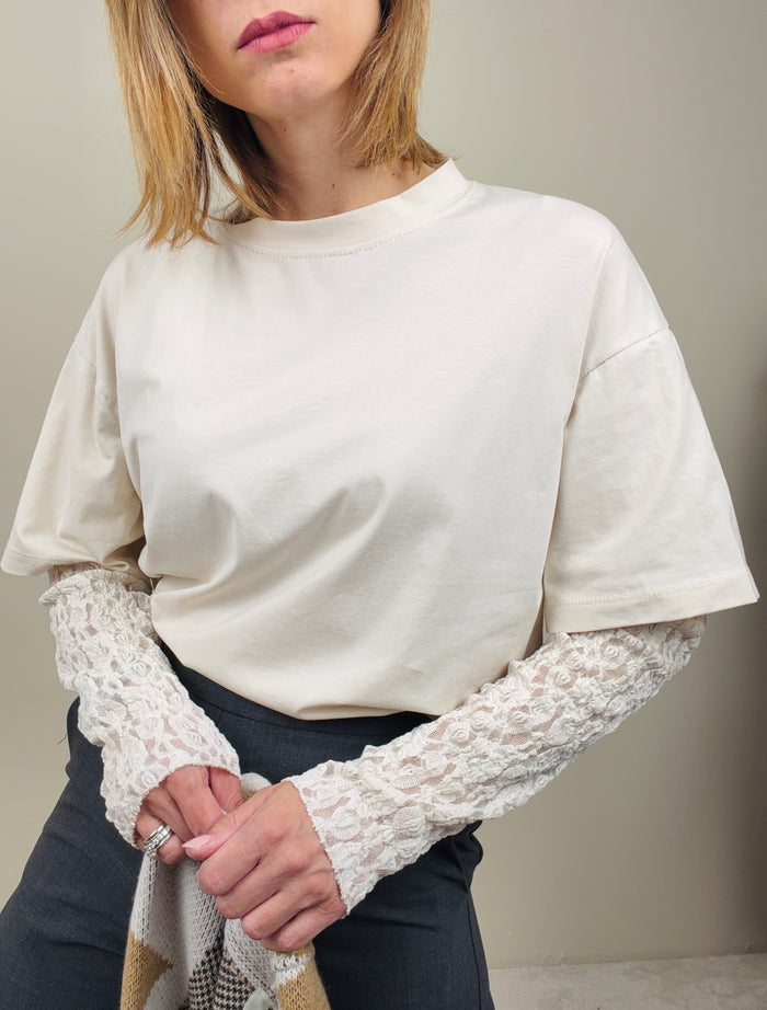T-shirt con maniche in pizzo