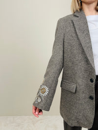 Blazer spinato con applicazioni