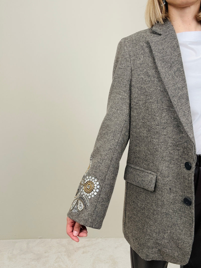 Blazer spinato con applicazioni