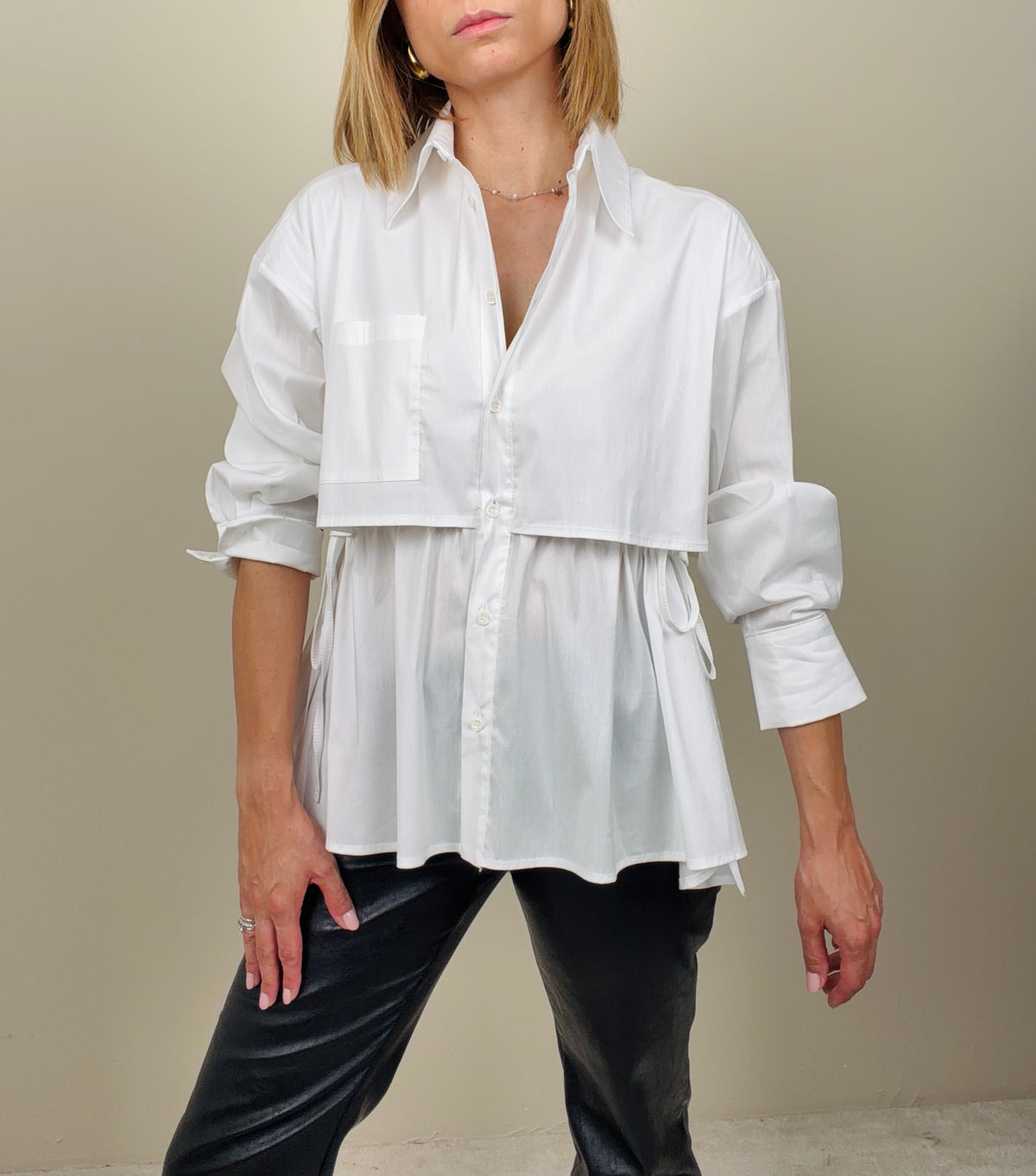 Camicia bianca ripresa in vita