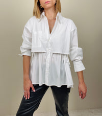 Camicia bianca ripresa in vita