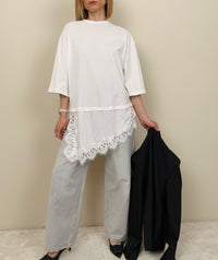 T-shirt con abbassamento in pizzo (più colori)
