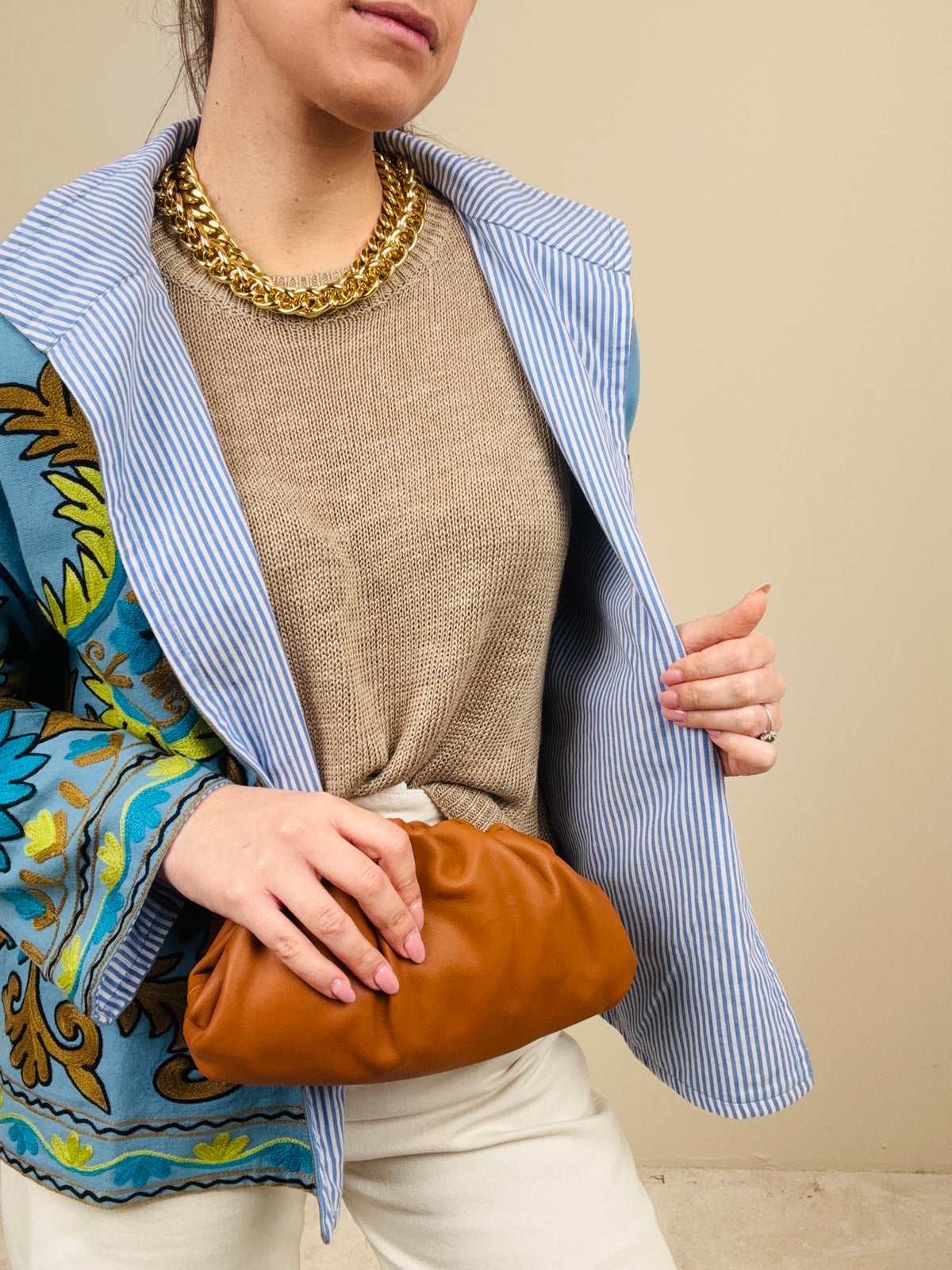 Giacca azzurra ricamata