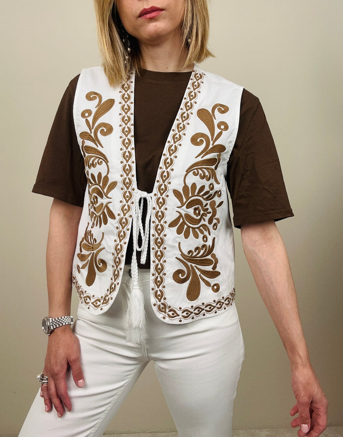 Gilet fondo bianco con ricamo bronzo