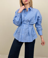 Camicia a righe stretta in vita