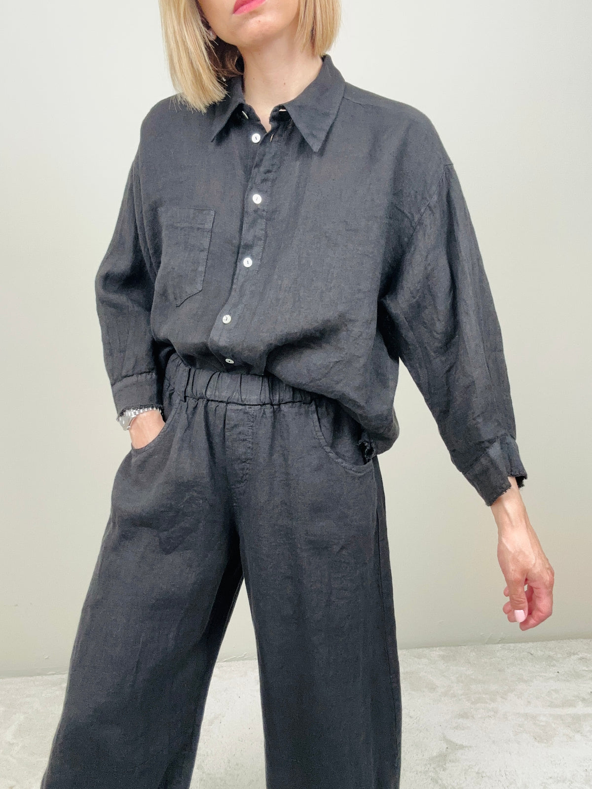 Camicia in lino nera dettagli sfrangiati