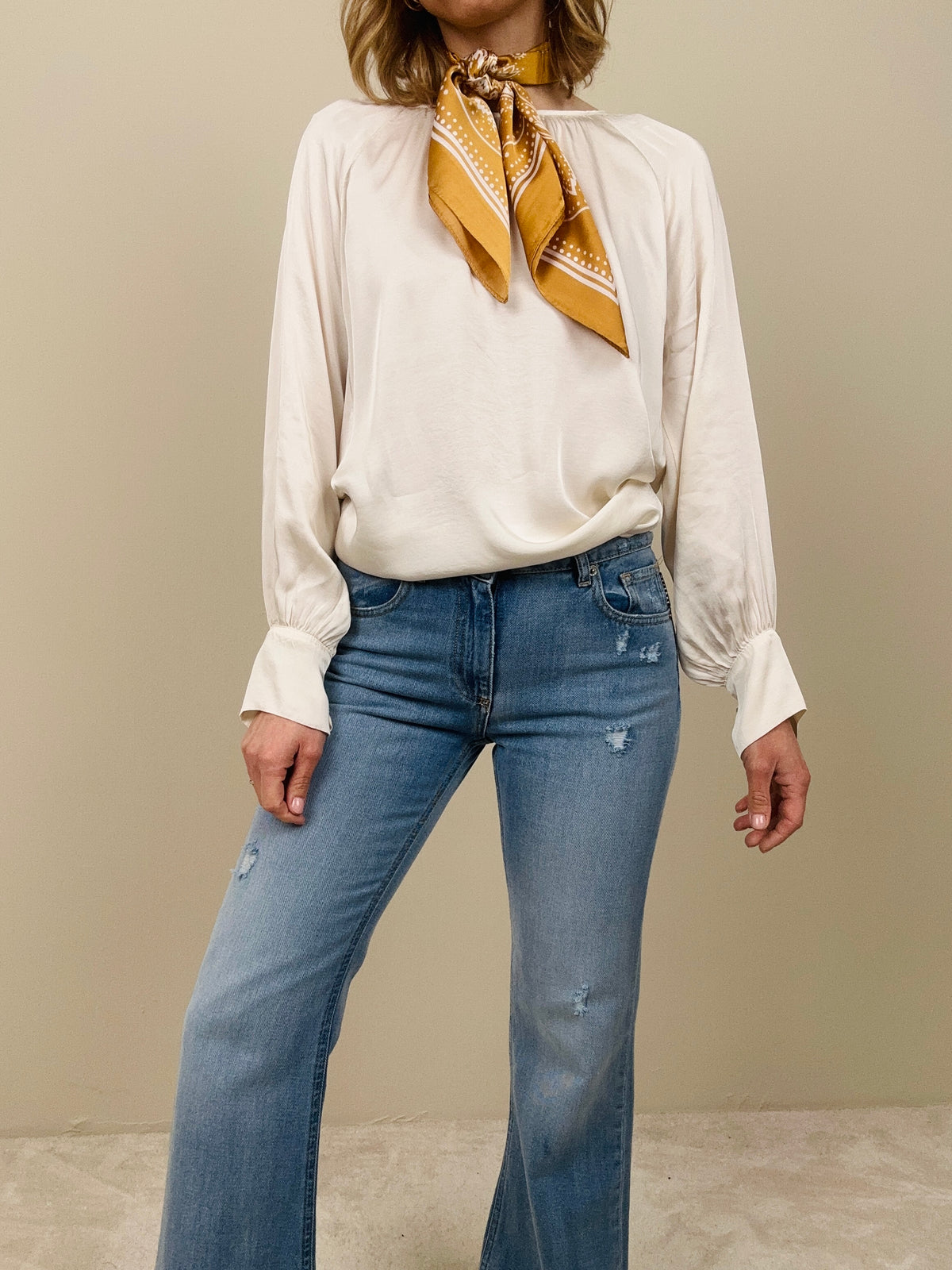 Blusa con bottone gioiello