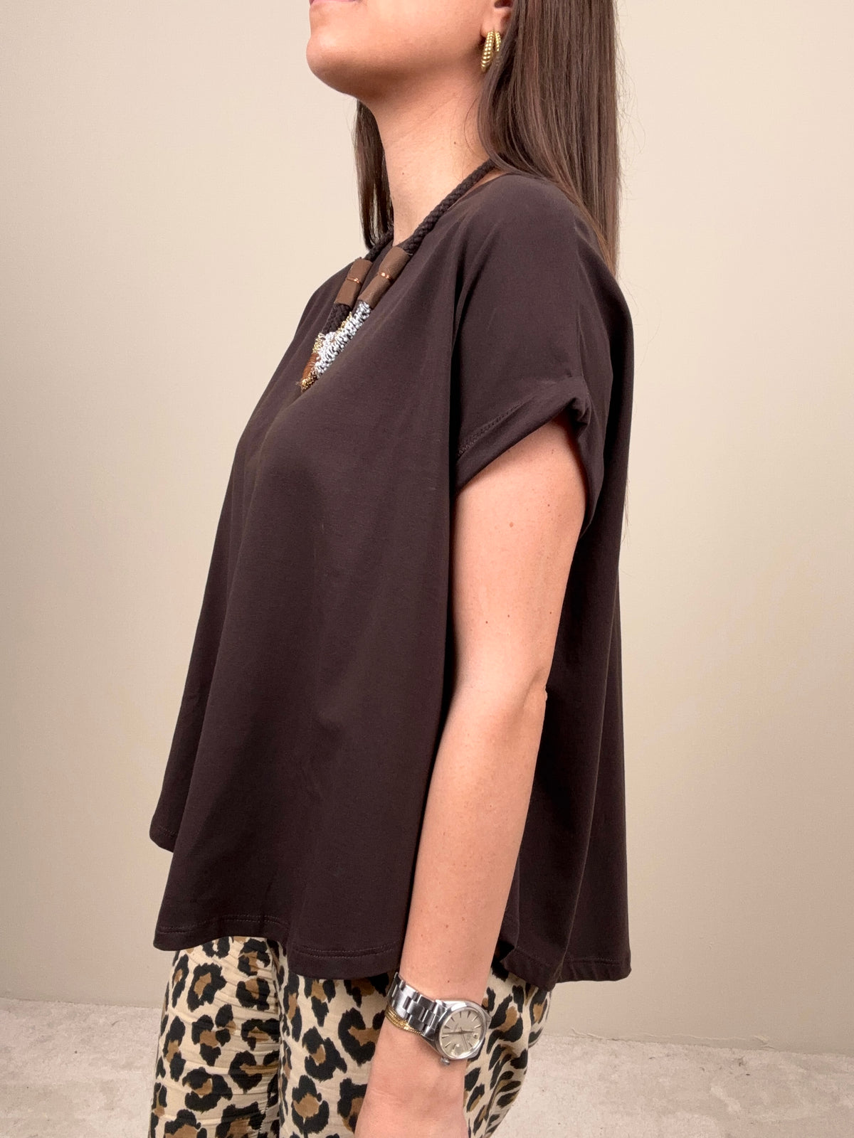 T-shirt cioccolato con collana
