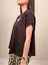 T-shirt cioccolato con collana