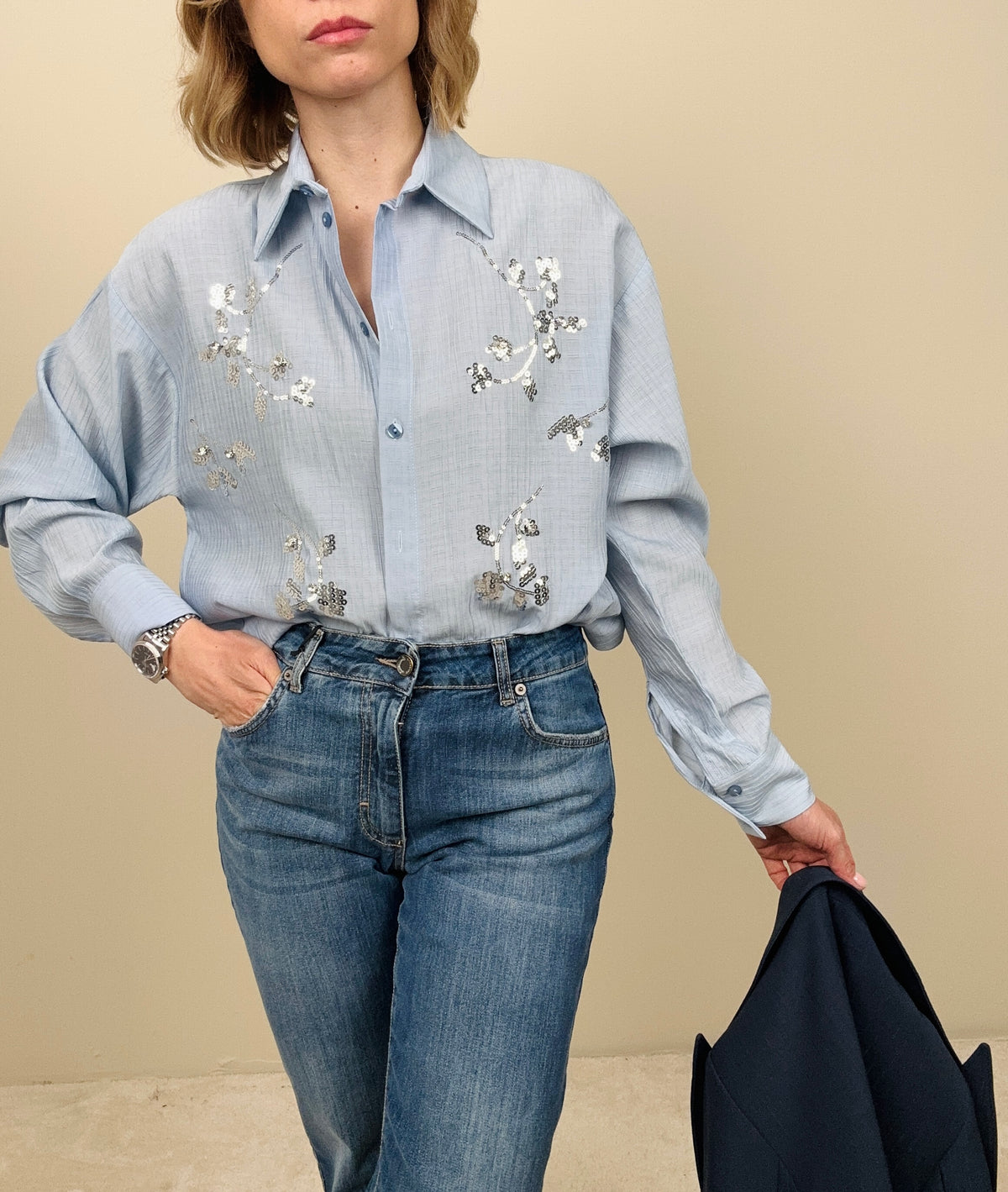 Camicia azzurra con lavorazione a paillettes