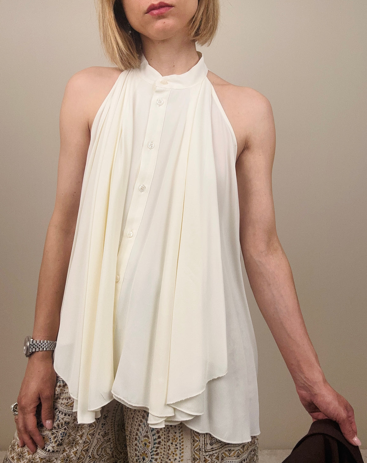 Top smanicato con bottoni