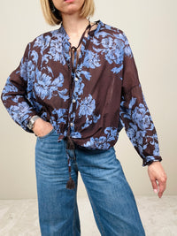 Camicia in mussola in fantasia con disegno azzurro