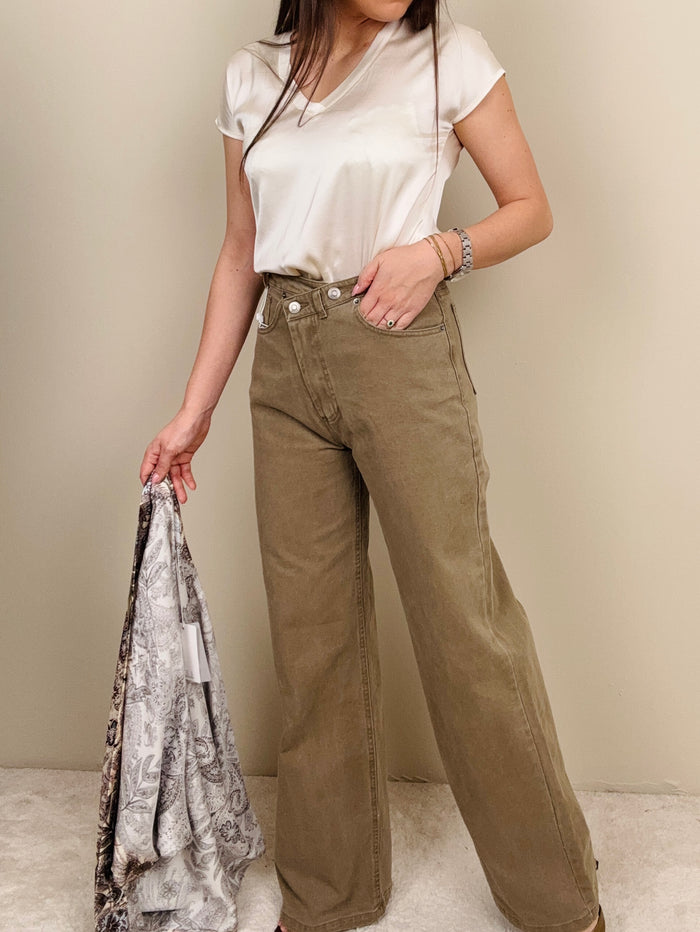 Jeans fango con chiusura svasata
