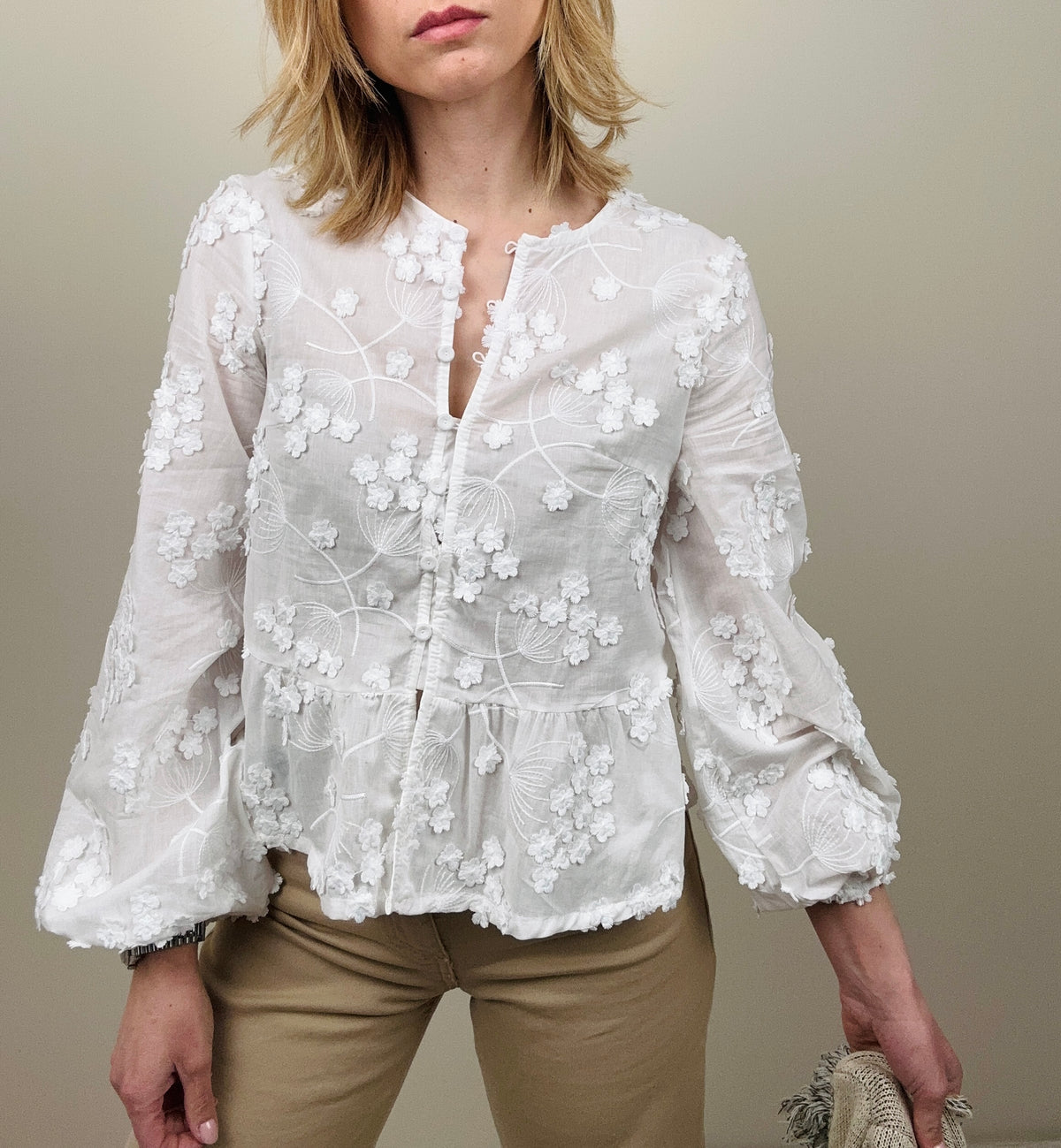Camicia bianca con fiori applicati