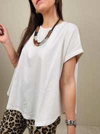 T-shirt bianca con collana