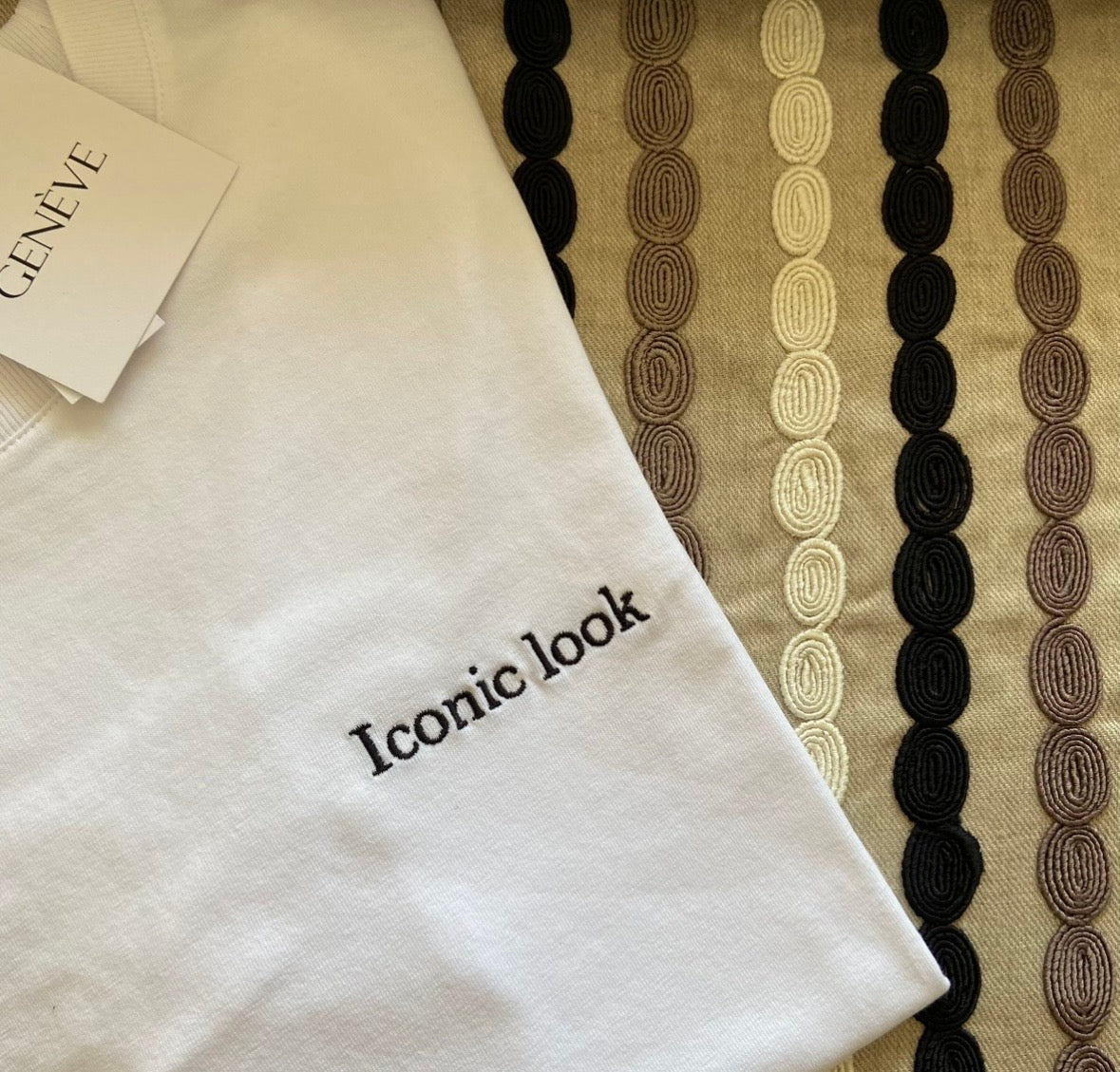 T-shirt Iconic look (più colori)