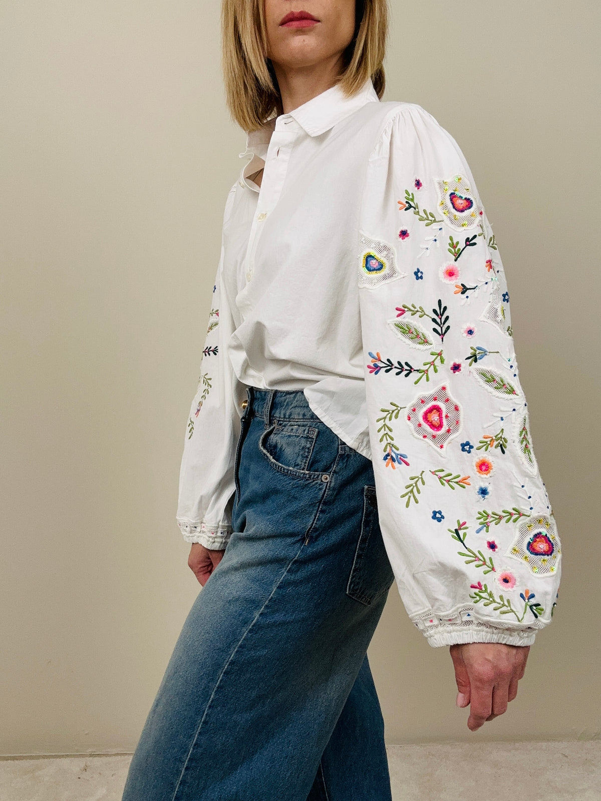 Camicia con ricami nelle maniche