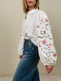 Camicia con ricami nelle maniche