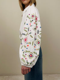 Camicia con ricami nelle maniche