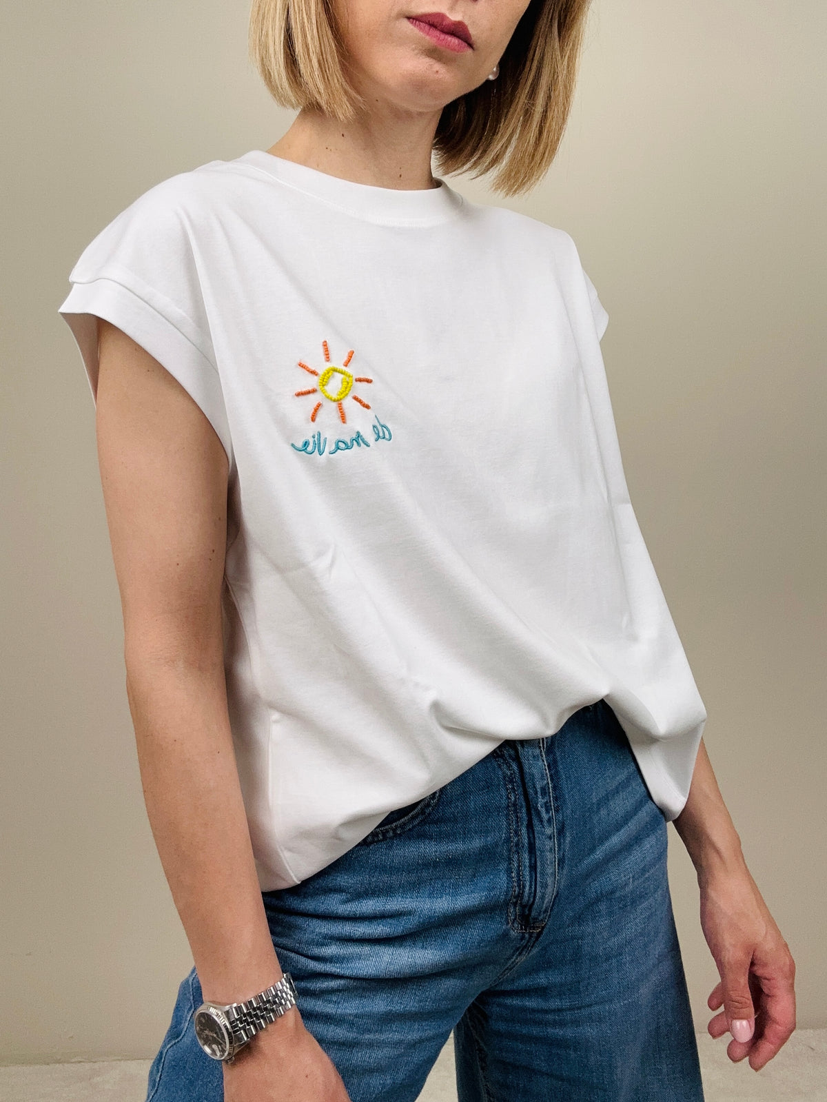T-shirt con sole ricamato