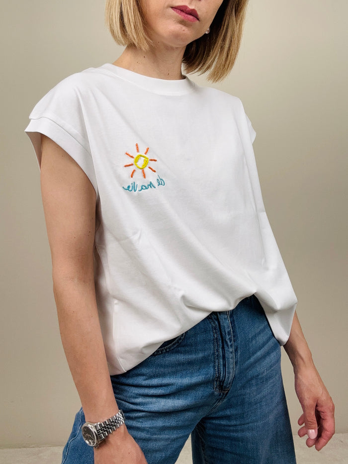 T-shirt con sole ricamato