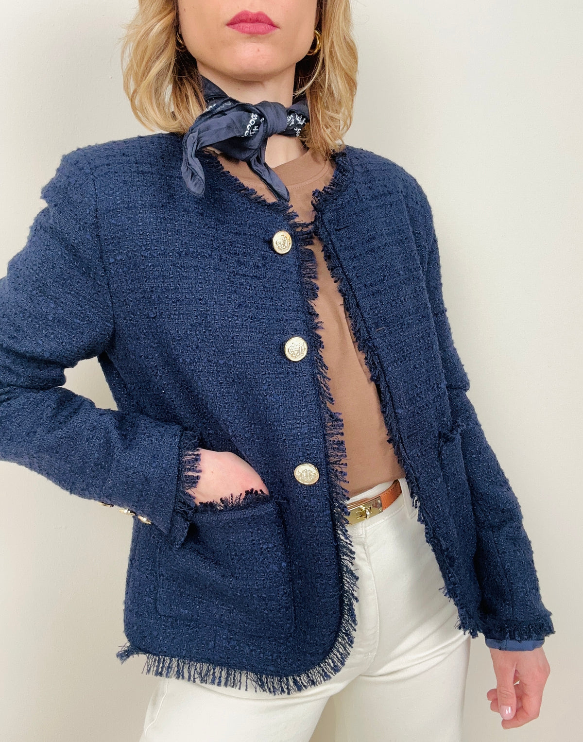 Chanel blu con bottoni gioiello