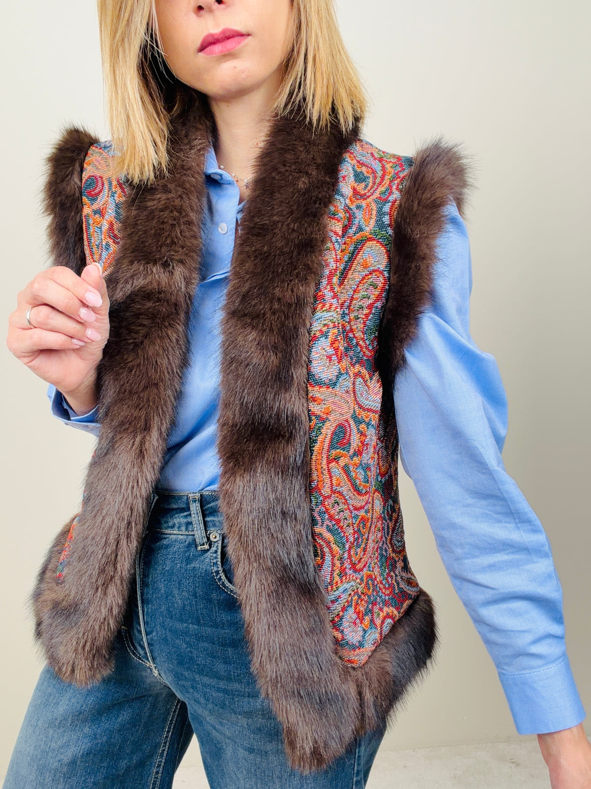 Gilet con dettagli in eco-pelliccia